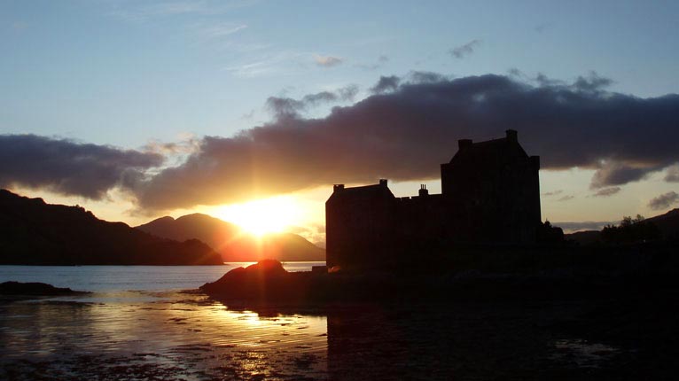 Caisteal Eilean Donain ann an Loch Dubhthaich, Siorrachd Rois