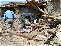 مردم با دست خالی لابلای آوار در جستجوی بازماندگان و دارايی های خود