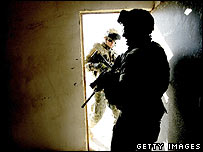 سربازان آمريکايی در حال گشت زنی در عراق