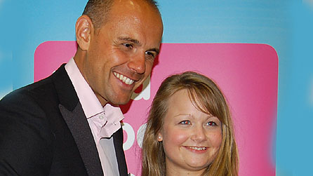 Dysgwr yn llongyfarch dysgwraig - Jason Mohammad, llywydd y dydd.