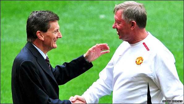 Andy Roxburgh talks to Sir Alex Ferguson before last year's Champions League final