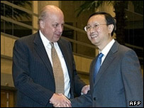 نگروپونته (چپ) و یانگ جیه چی وزیر خارجه چین