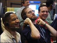 اعضای اتاق کنترل فرود کپسول را جشن می گيرند