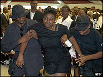 Haitiana durante funeral de policial