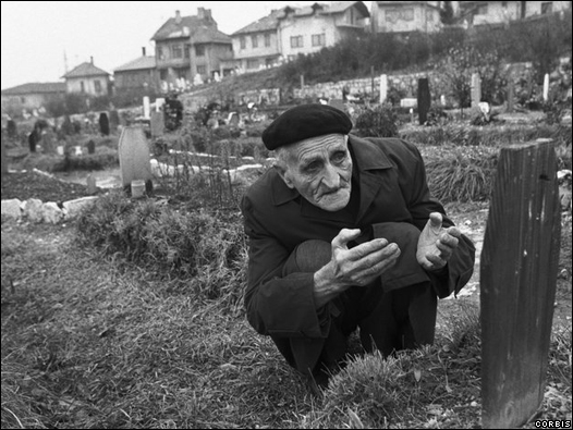 Hombre en un cementerio de Bosnia.
