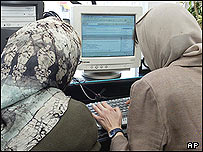 دو دختر ايرانی در کافی نت