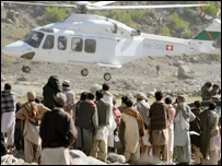 Yardım malzemeleri taşıyan helikopter Belakot'a iniyor