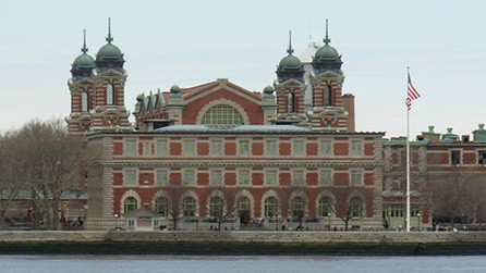 Ellis Island - y lle cyntaf roedd ymfudwyr i'r Unol Daleithiau yn ei weld