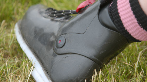 No metal toe-caps or toe plates are permitted on footwear. The types of heel permitted are: full tip, half tip, quarter tip and full plate.