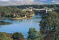 Dros y bont - i iaith wahanol!