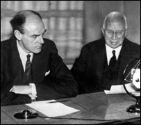 Првиот генерален директор Сер Џон Реит и претседавачот на БиБиСи Џеј Ејч Витли го отвораат Империјалниот Сервис