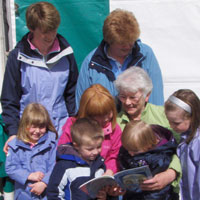 Amser stori - Mari gyda Glenys ac Anne, ei merched, a phump o'i hwyrion