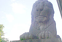 Un o'r pedwar 'llew tew' ar Bont Britannia.