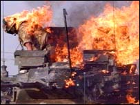 Basra'da ateşe verilen İngilliz tankı