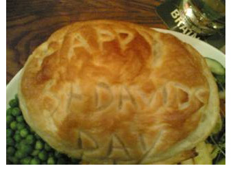 Pastai arbennig i nodi Dydd Gwyl Dewi yn y City Arms, Caerdydd.