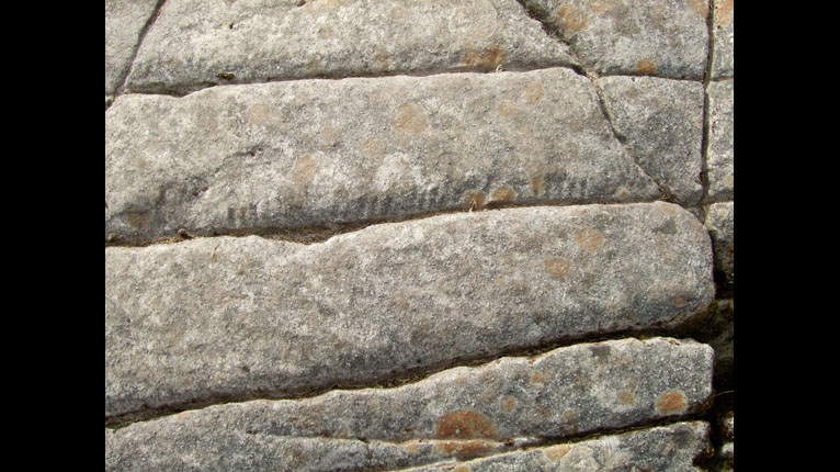 Sgrìobhadh Ogaim air mullach daigneach Dùn Add ann an Earra-Ghàidheal