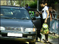 家长送学生上学