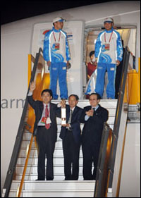 Từ trái sang phải: phó chủ tịch ban tổ chức Olympic 2008 Lý Bỉnh Hoa, đại sứ TQ Hồ Càn Văn và phó chủ tịch UB Olympic VN Hoàng Vĩnh Giang