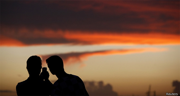 Personas con un teléfono celular