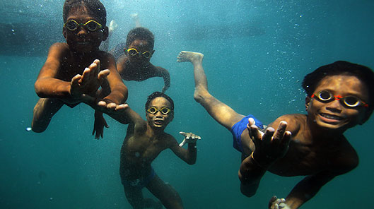 Plant Bajau Laut, Malaysia yn nofio mewn gogls pren © Timothy Allen