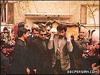 تابوت میر اکبر خیبر، روی شانه های ببرک کارمل (با عینکهای دودی)، تره کی (سمت راست) و عده ای دیگر از اعضای حزب (حمل ۱۳۵۷) 