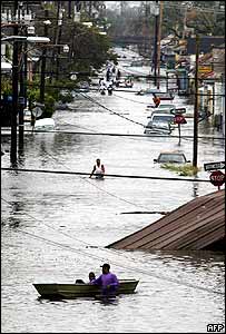 Sular altına kalan New Orleans sokakları