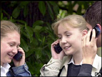 کودکان در حال استفاده از تلفن همراه