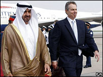 تونی بلر نخست وزير بريتانيا به همراه شيخ زايد بن خليفه وليعهد امارات