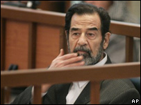 Saddam Hussein durante o julgamento