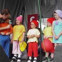 Cystadleuwyr gwisg ffansi gydag Owain Gwilym