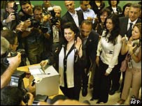 Refik Hariri'nin eşi Nazik Hariri oyunu kullanıyor
