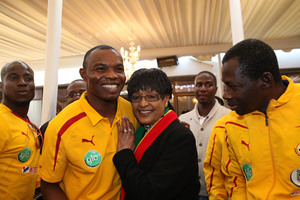 Ghana goalkeeper Richard Kingson meets Winnie Madikizela Mandela - AFP PHOTO / Debbie Yazbek / Nelson Mandela Foundation 