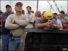 Pescadores de Luisiana reciben instrucciones para la colocación de barreras contra el derrame petrolero