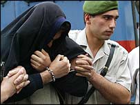 Türkiye'de güvenlik görevlisi tarafından duruşma salonuna götürülen bir zanlı (Arşiv)