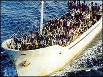 کشتی پر سوار غیر قانونی تارکین وطن 