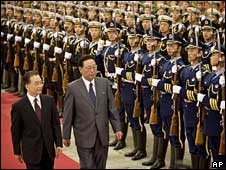 Wen Jiabao and Kim Yong-il inspect Chinese troops