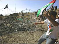 مرد فلسطينی در تلاش برای پاره کردن سيم خاردار 