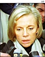 Ministryně Elisabeth Guigou slíbila uprchlíkům pomoc