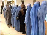 افغانستان کے قدامت پرست معاشرے میں خواتین نے ووٹ دینے کے لئے قطار بناکر دنیا کو حیرت زدہ کردیا