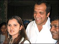 सानिया अपने पिता इमरान मिर्ज़ा के साथ