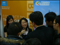 天舒回答前来咨询的人群