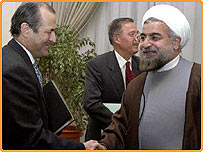 حسن روحانی دبير شورای امنيت ملی ايران و ريچارد دالتون سفير بريتانيا در تهران