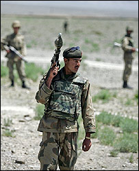 قبائلی علاقے میں پاکستانی فوجی دستے فائل فوٹو