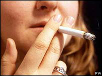 فردی در حال سيگار کشيدن