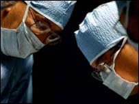 سرجری سے گردن کی کھال کے نیچے ریشوں کو سہار دیا جاتا ہے