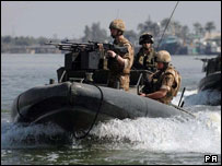 تفنگداران دريايی بریتانیا در حین گشت 