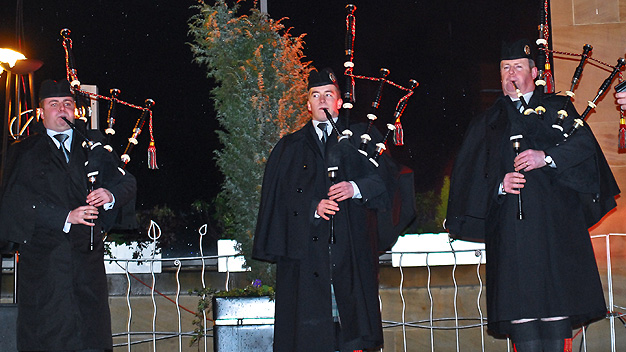 The Scottish Power pipe band performing on the steps of the Glasgow Concert Hall.