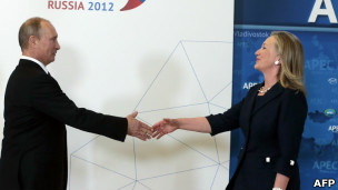 Ngoại trưởng Mỹ Clinton (phải)