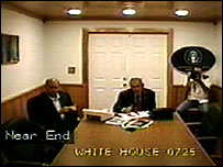 Bush kendisine verilen brifingi dinliyor