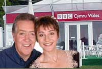 Sadle Radio Cymru ar y maes